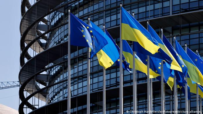 Прапори ЄС та України перед будівлею Європарламенту