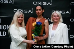 Директор фирмы ORIGA Ольга Лымарь (справа) на Международной неделе моды в Турине.  Италия.  Июль 2022