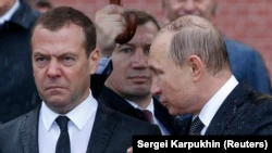 Президент России Владимир Путин (справа) и премьер-министр России Дмитрий Медведев.  Москва, 22 июня 2017 года