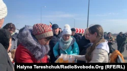 Граница Украины и Польши: «гуманитарный коридор» для беженцев на пункте пропуска «Краковец» (фотогалерея)