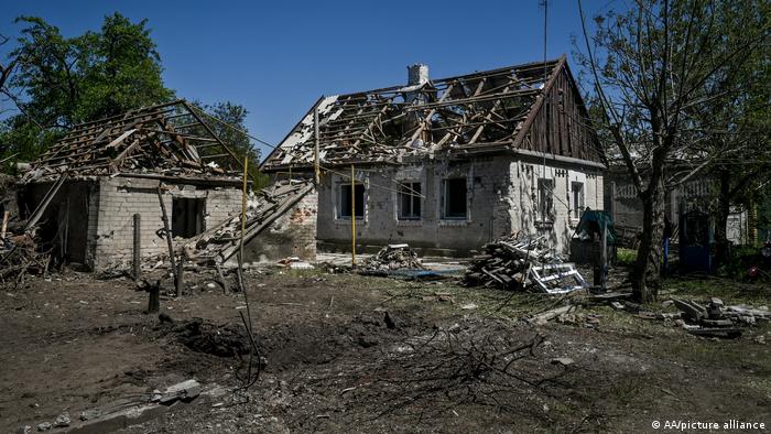 Зруйновані будинки у селищі Камишеваха Запорізької області України, 12 травня 2022 року