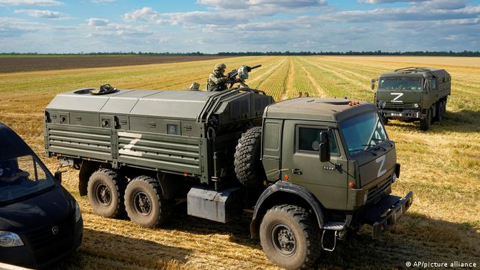 Російська військова техніка на полі біля Мелітополя на півдні України