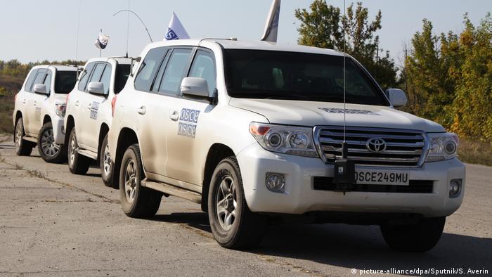 Автомобілі Toyota Land Cruiser 200 із логотипами ОБСЄ на сході України.