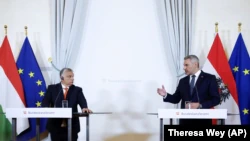 Канцлер Австрии Карл Нехаммер (справа) и премьер-министр Венгрии Виктор Орбан на совместной пресс-конференции.  Вена, Австрия, 28 июля 2022 года
