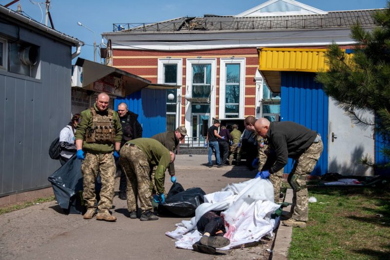 Справжнє обличчя Росії.  Брехня на телебаченні, а смерть і людські драми в Україні.  Це наслідки ракетного обстрілу залізничного вокзалу в Краматорську