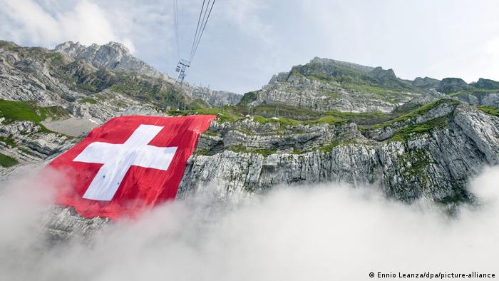 Прапор Швейцарії на горі Сантіс