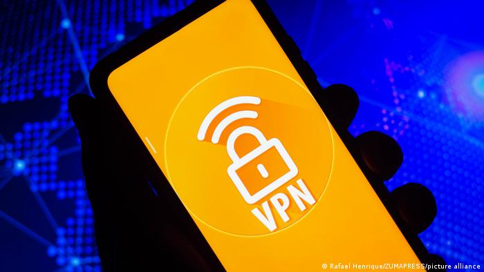 Телефон із написом VPN на екрані (фото з архіву)