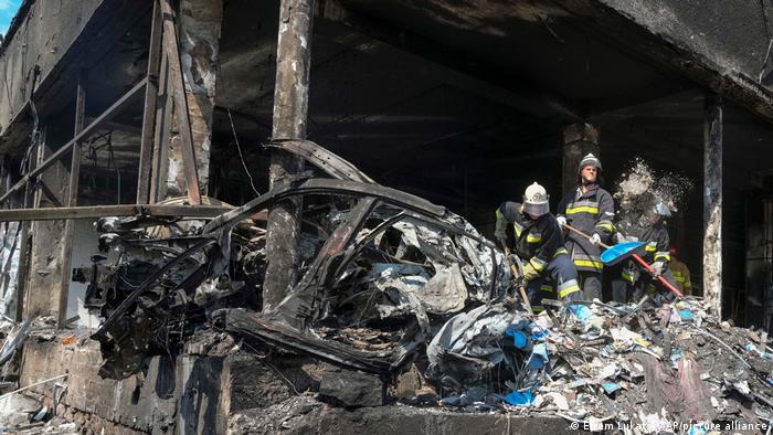 Рятувальники розбирають завали на місці ракетного удару по Вінниці