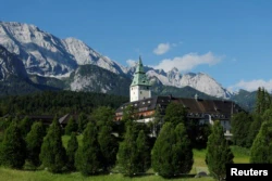 Замок Эльмау в Баварских Альпах, Германия, 26 июня 2022 года.
