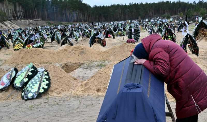 Ось ціле поле нових могил убитих росіянами жителів Ірпіня під Києвом