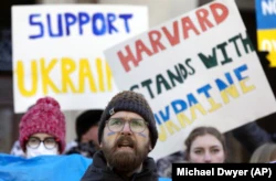 Во время митинга в поддержку Украины в кампусе Гарвардского университета в поддержку Украины во время масштабной агрессии России.  Кембридж, США , 26 февраля 2022 года