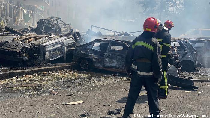 Рятувальники у центрі Вінниці після ракетного обстрілу військами РФ