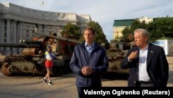 Сенаторы США Ричард Блюменталь (слева) и Линдси Грэм во время посещения выставки уничтоженной российской военной техники и вооружения на Михайловской площади в Киеве, 7 июля 2022 года