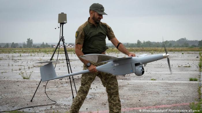 Солдат ЗСУ випробуватиме дрон-розвідник Fly Eye, партія яких прийшла в Україну