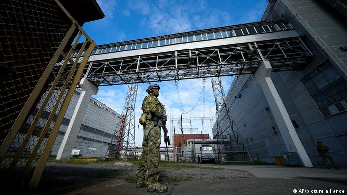 Російський військовий біля Запорізької АЕС, 1 травня 2022 року