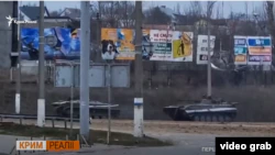 Российские танки возле Антоновского моста, 24 февраля 2022 года