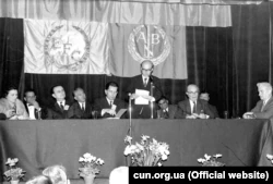 Конференция АБН и EFC.  Лондон, 1982 год.  За столом справа Слава Стецько, выступает ее муж – председатель АБН и ОУН Ярослав Стецько
