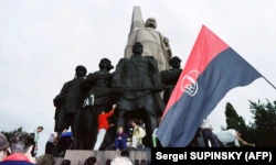 Украинцы с красно-черным флагом у памятника Ленину в столице Украины.  Киев, 26 августа 1991 года. Вскоре, 12 сентября, начался демонтаж этого памятника