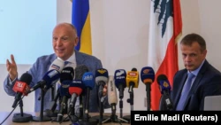 Посол Украины в Ливане Игорь Осташ (слева) во время пресс-конференции в помещении украинского посольства.  Баабда, Ливан, 3 августа 2022 года