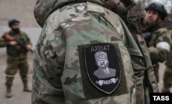 Военные чеченского подразделения СОБР «Ахмат», подчиненное Рамзану Кадырову и входящему в состав российских вооруженных сил.  Мариуполь, Украина, 4 апреля 2022 года