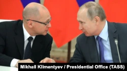 Президент России Владимир Путин (справа) и первый заместитель руководителя администрации президента РФ Сергей Кириенко