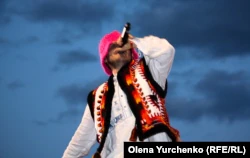 Лидер группы Kalush Orchestra Олег Псюк на концерте в Стокгольме, Швеция, 6 августа 2022 года