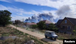 Дым от взрывов на военном аэродроме в поселке Новофедоровка вблизи города Саки в оккупированном Крыму.  Фото от 9 августа 2022 года