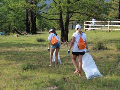 волонтери прибирають природу