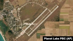 Авиабаза и самолеты на военном аэродроме в Новофедоровке перед взрывами 9 августа 2022 года.  Спутниковый снимок Planet Labs PBC