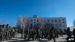 Украинские солдаты вышли из базы ВВС Украины в Новофедоровке после штурма пророссийскими боевиками, 22 марта 2014 года