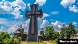 Крест жертвам Батуринской трагедии на территории Национального историко-культурного заповедника 