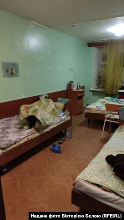 В этой комнате в русском лагере жила Виктория Бела с детьми