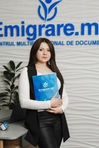 співробітниця компанії Emigrare