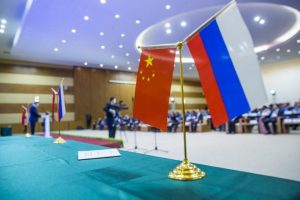 Прапорці Росії та Китаю на конференції