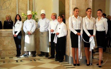 Працівники ресторану у готелі