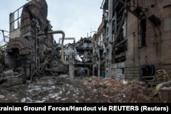 Разрушена российским ракетным ударом ТЭЦ в Охтырке.  Эксперты считают, что приближающейся зимой такие объекты вновь могут подвергаться ударам