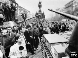 Советские танки среди толпы возмущенных чехов в центре Праги.  1968 год