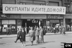 Плакат на русском языке «Оккупанты, идите домой!»  на улице чешского города Пльзень в день вторжения в Чехословакию войск стран Варшавского договора, 21 августа 1968 года