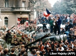 Czechoslovakia - Czech youngsters, держащей Czechoslovak flag stand atop overturned truck из других Prague residents surround Soviet tanks in Prague on 21 August 1968