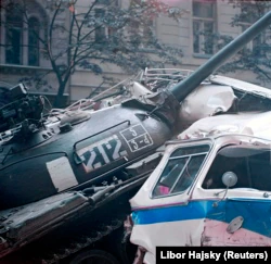 Советский танк прорывается везде баррикады, устроенные жителями Праги.  1968 год