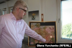 Посол Украины в Швеции Андрей Плахотнюк демонстрирует копию карты Украины в 1648 году