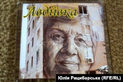 Магнит с изображением мурала в Авдеевке, где изображена Марина Марченко.  Такие 2019 волонтеры продавали, чтобы собирать средства для поддержки украинской армии