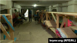 Деревянные кровати в бомбоубежище под школой, в котором живут пожилые люди.  Село Лупарево, август 2022