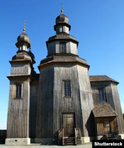 Георгиевская церковь в поселке Седнево Черниговской области.  Построена не позднее 1747 года, по преданию – еще в XVII веке.  Ценный историко-архитектурный памятник;  редкий образец монументальных деревянных построек на Левобережье Украины периода барокко.  Архивное фото (до масштабного вторжения России в Украину)