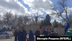 У одного из местных храмов Бердянска устроили кормящие пункты для переселенцев из Мариуполя.  Март 2022 года