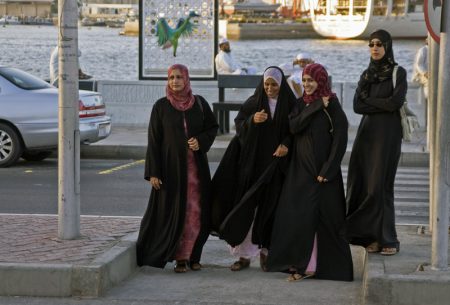 одяг дівчат в Омані