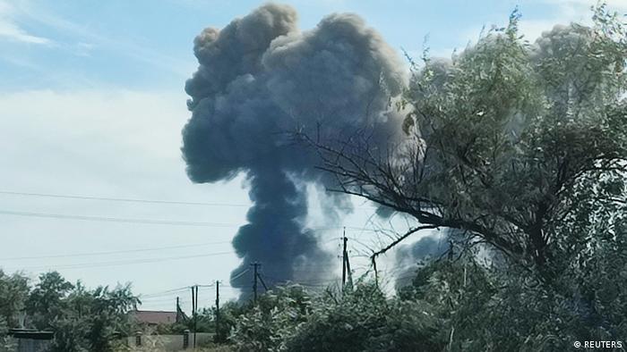 Дим від вибухів поблизу аеродрому Саки в Криму, 9 серпня 2022 року