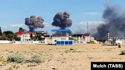 Дым от взрывов на военном аэродроме в поселке Новофедоровка вблизи города Саки в оккупированном Крыму, 9 августа 2022 года