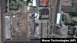 Территория колонии в Оленовке после взрыва 28 июля в бараке, где находились украинские военнопленные.  Спутниковый снимок Maxar Technologies, датированный 30 июля 2022 года