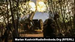 Украинские артиллеристы ведут огонь в сторону российской пехоты из пушки Д-30 калибра 122 миллиметра